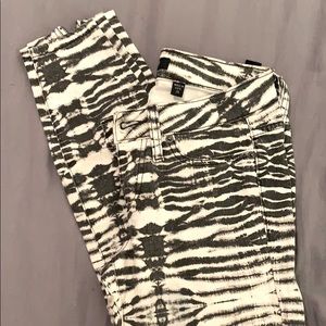 Bebe zebra print cropped ankle zip skinny jeans